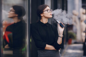 VAPEを吸う女性