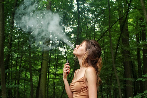 森林で吸う人