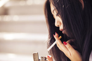 タバコを吸う女性の横顔