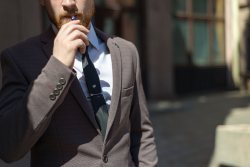 スーツ姿の男性が喫煙
