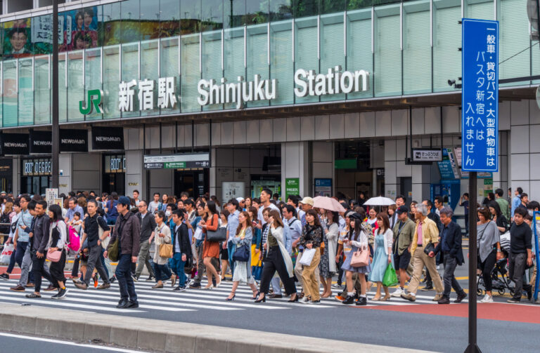 新宿駅を横切る人