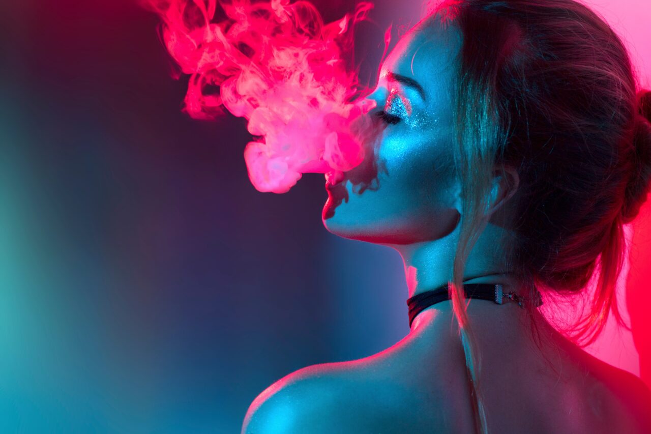 煙を吐く女性